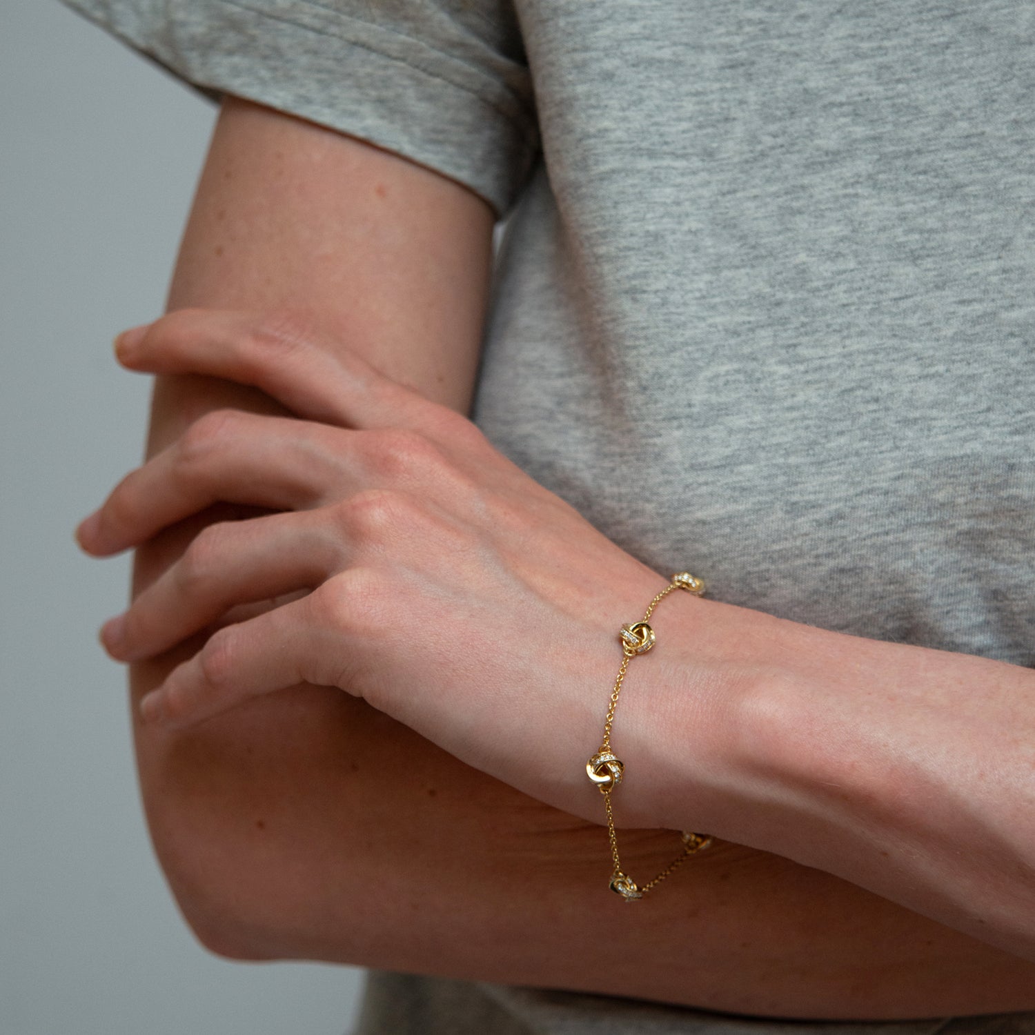 886 Royal Mint Bracelet Diamond Knot 7.5 inch Bracelet, 18ct Yellow Gold