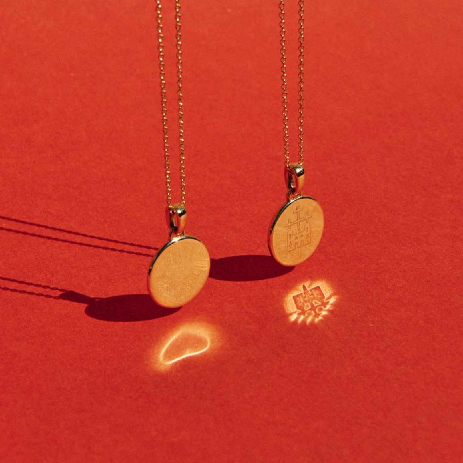 886 Royal Mint Necklaces 886 Caustic Tower Pendant with Chain in 18ct Yellow Gold