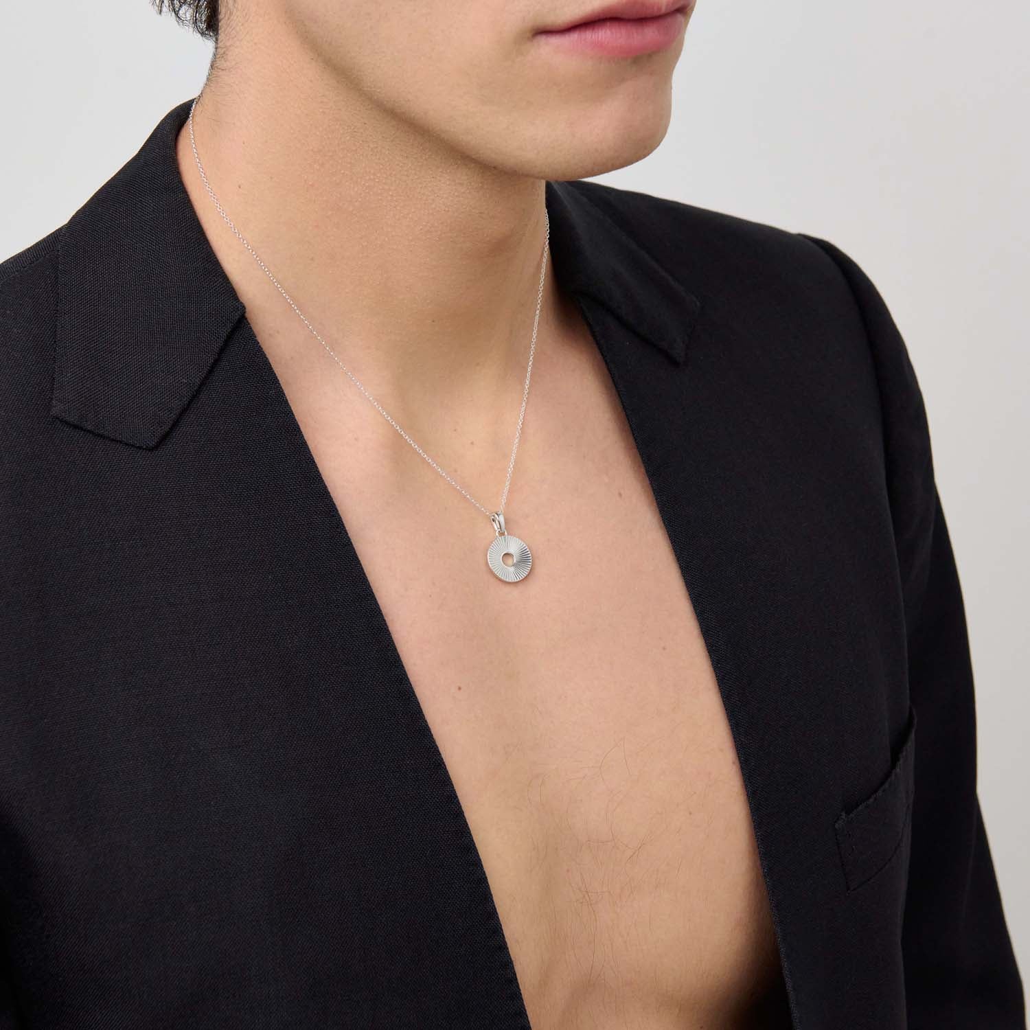 886 Royal Mint Necklaces Tutamen Round Pendant with Chain Silver