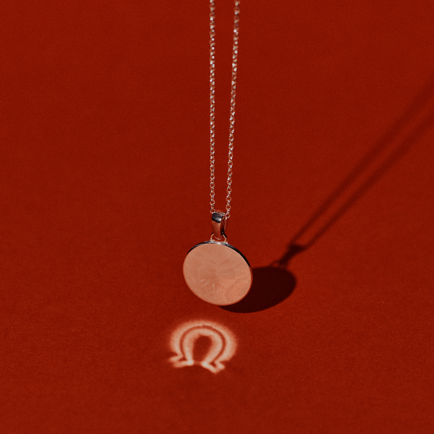 886 Royal Mint Pendants & Charms 886 Horseshoe Caustic Pendant with Chain 9ct Yellow Gold