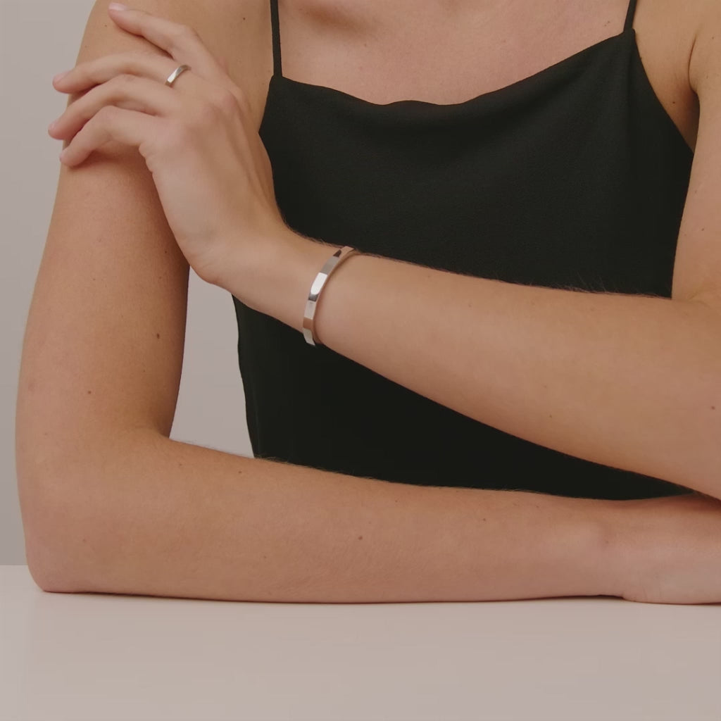 Decus Hinged Bangle 18ct Yellow Gold