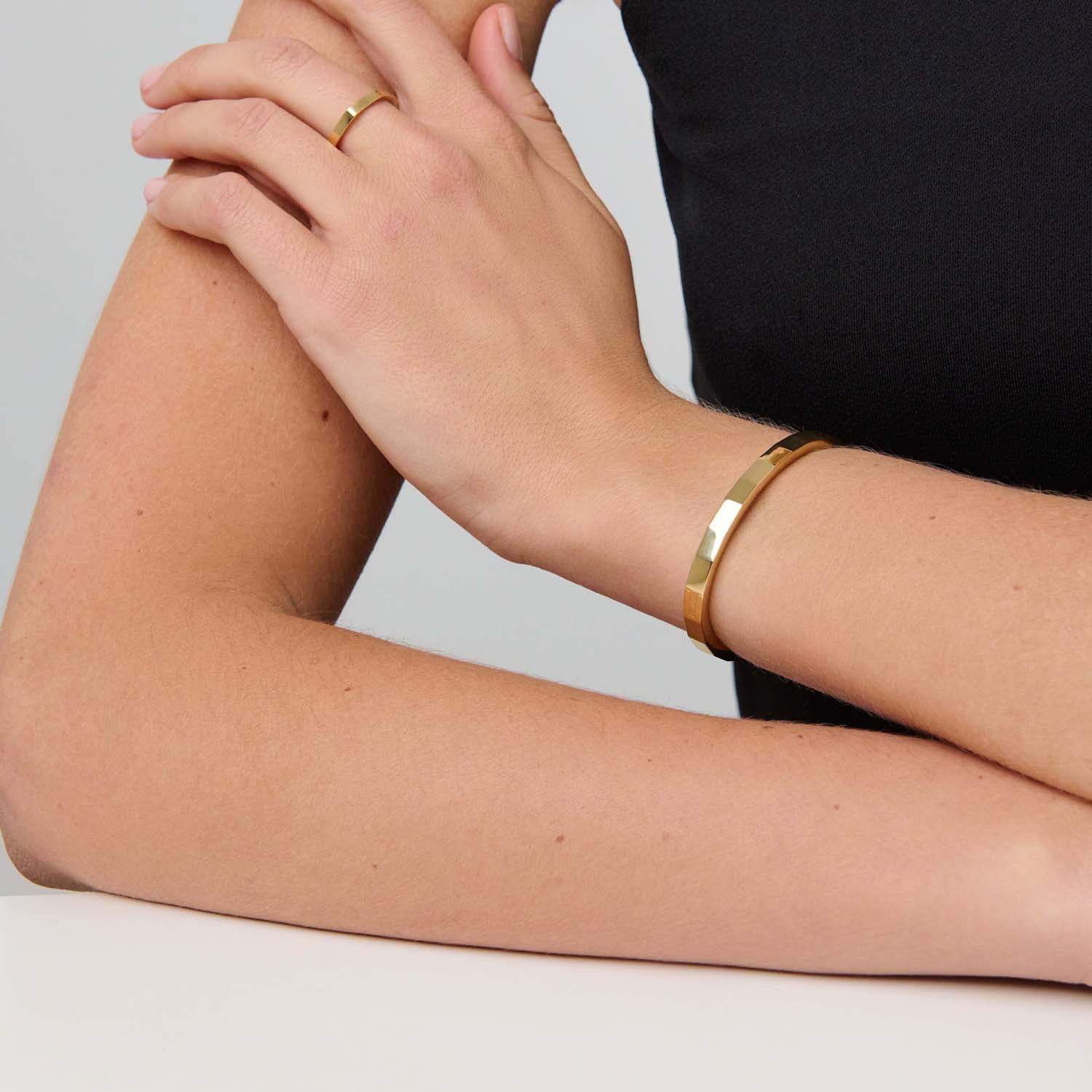 886 Royal Mint Bracelets Decus Hinged Bangle 18ct Yellow Gold