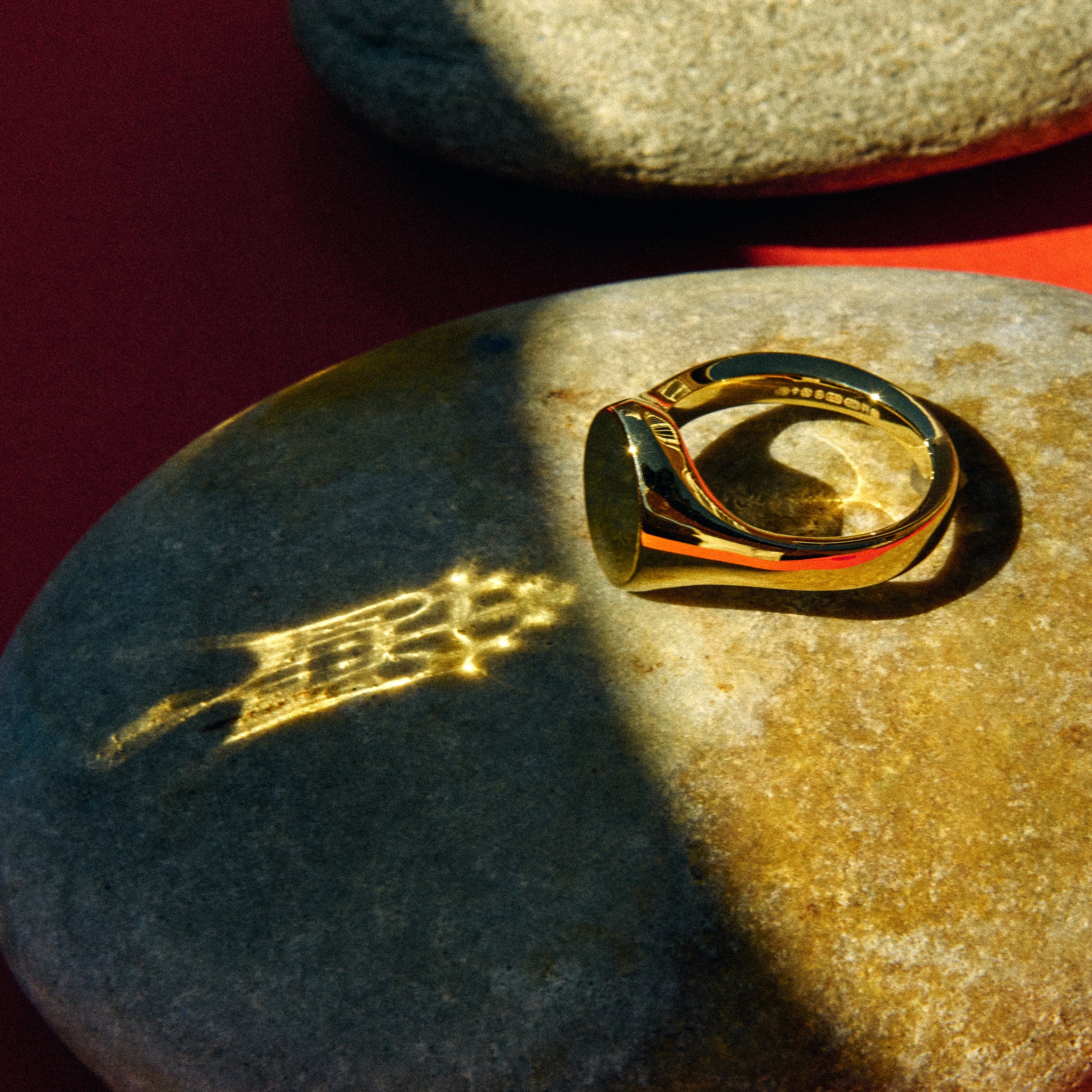 886 Royal Mint Rings 886 Large Signet Ring in 9ct Yellow Gold