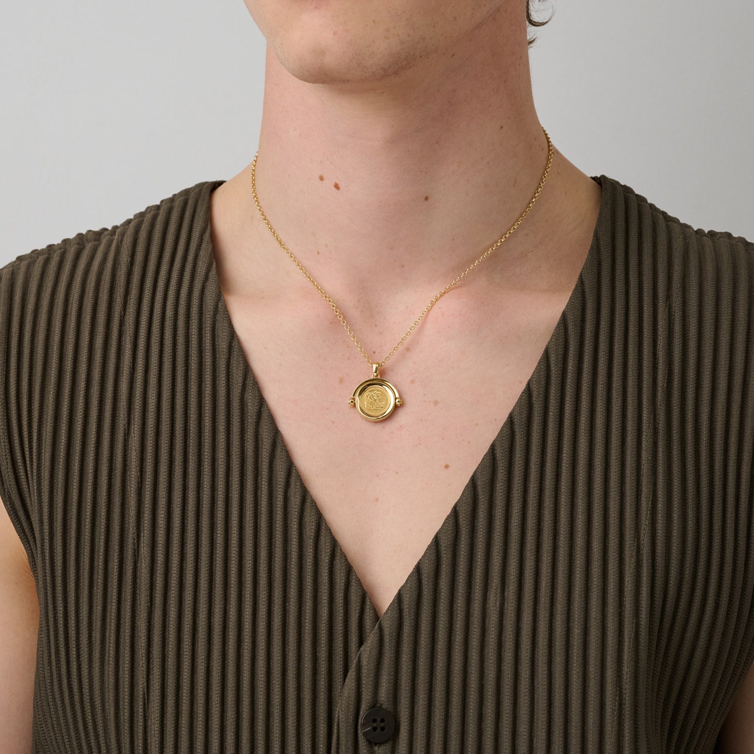 886 Royal Mint Necklaces 886 2026 Quarter Sovereign Coin Spinner with 18ct Yellow Gold Chain
